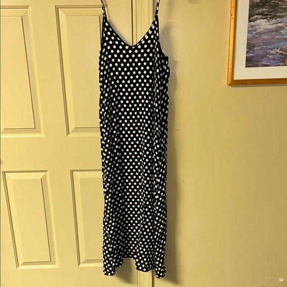 Black and White Sleeveless Maxi Dress with Ruffle Hem and V-Neckline - Picture 3 of 12